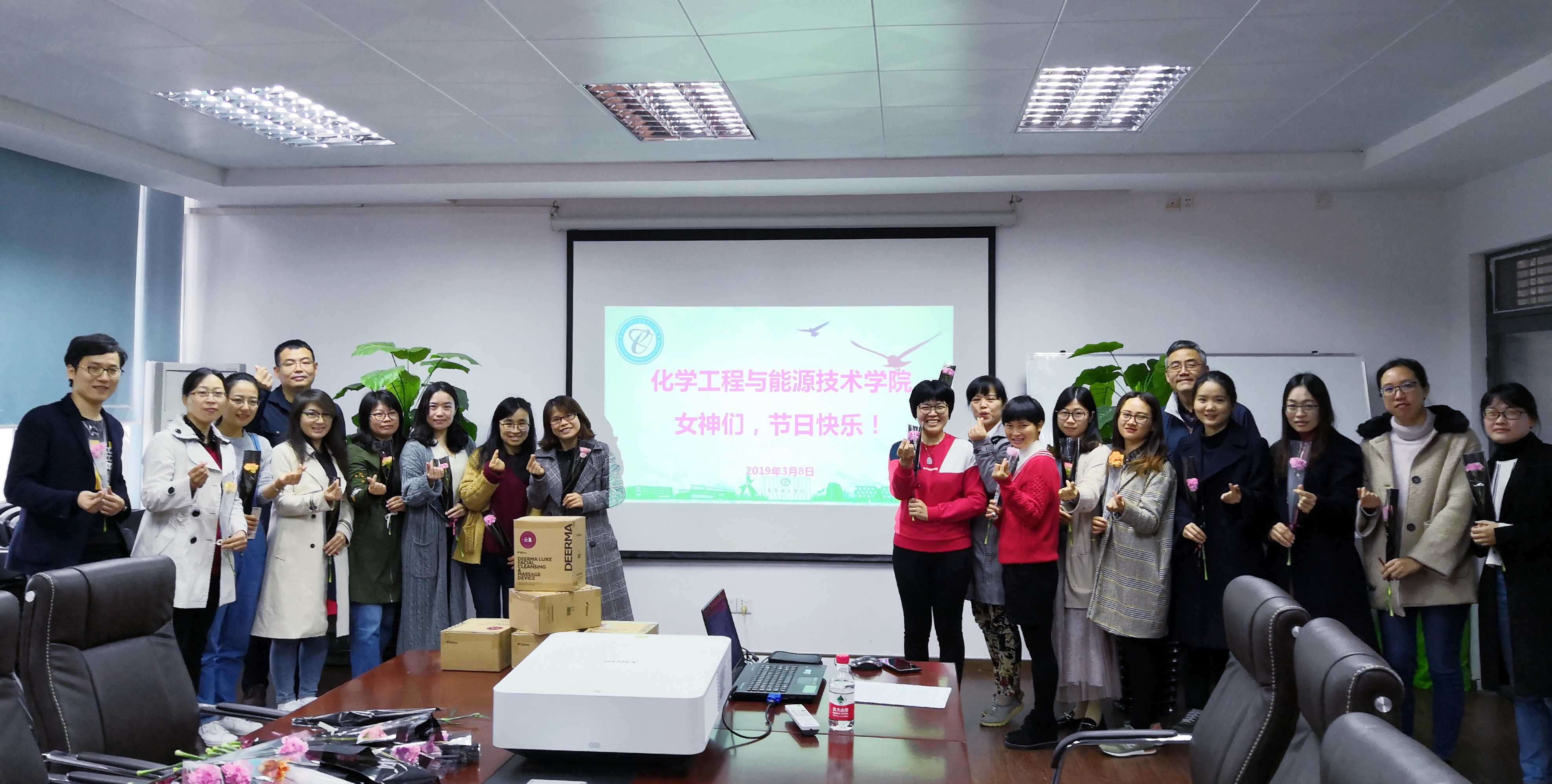 银河优越会
女教工欢庆国际妇女节1.jpg