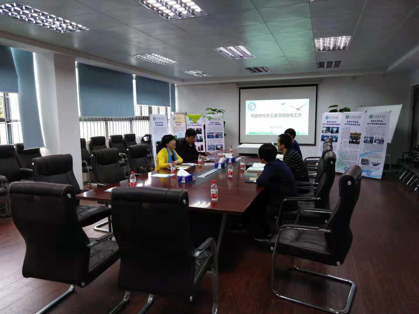 校关工委主任黄碧莲等领导莅临银河优越会
指导工作.png