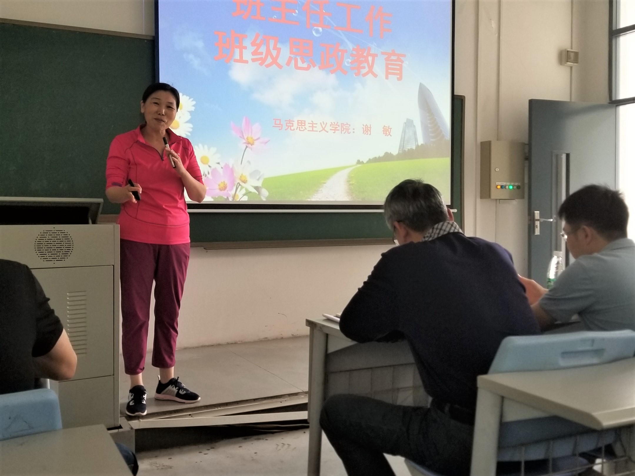 银河优越会
召开党员政治学习暨班主任培训3-0.jpg