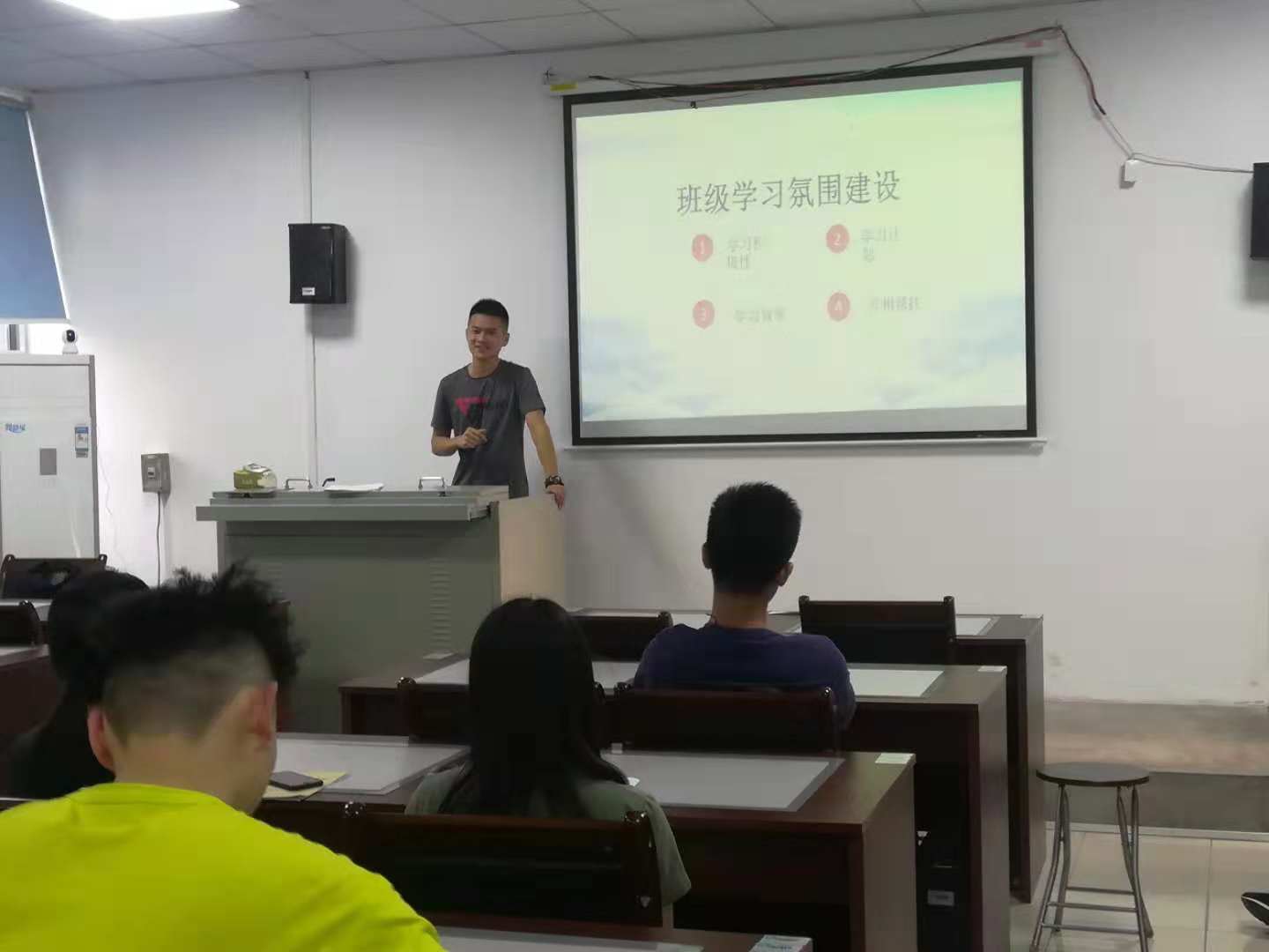 银河优越会
副院长陈佰满给学生上班会课2-1-.jpg