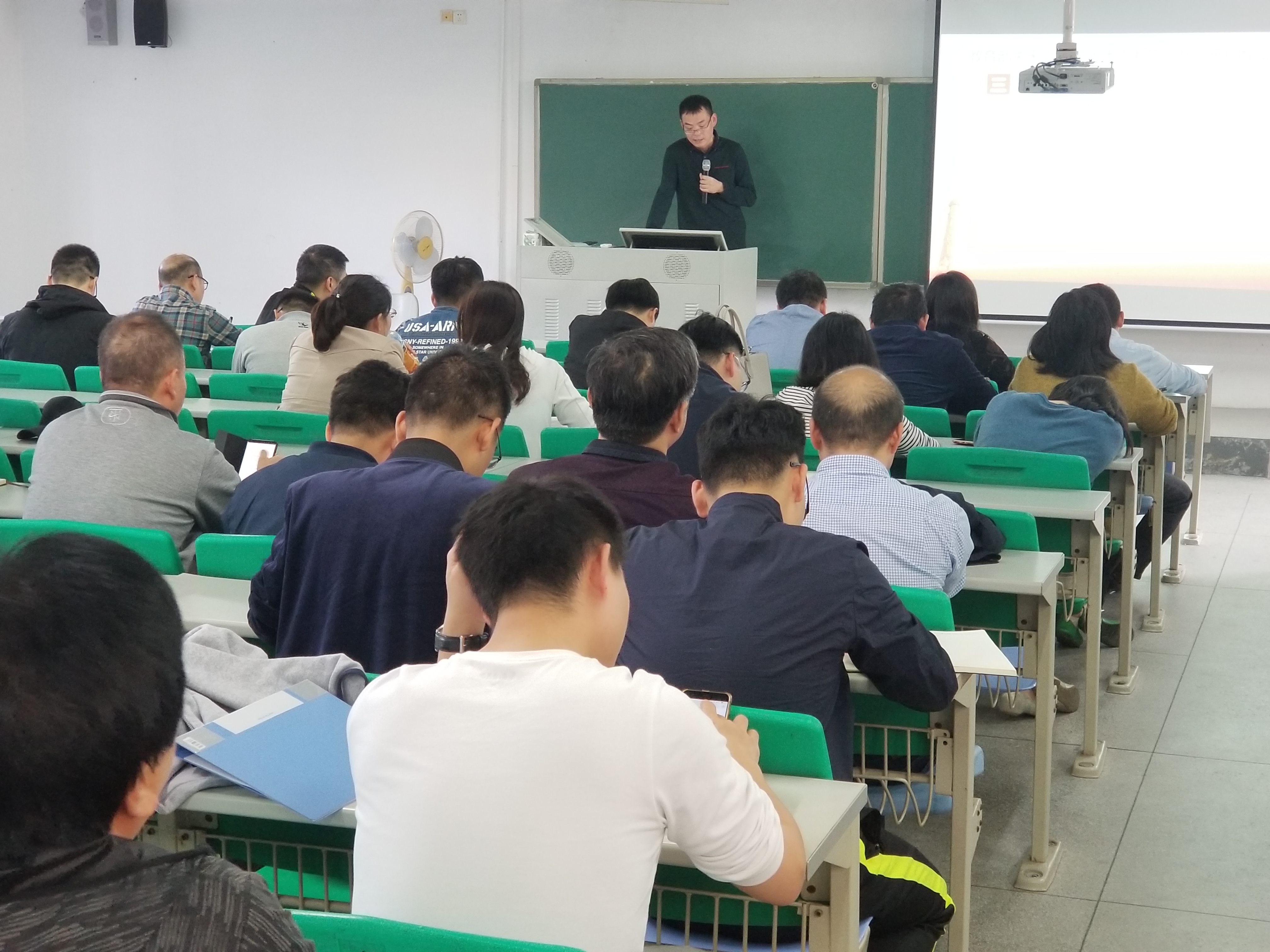 银河优越会
教职工集体学习-新时代高校教师职业行为十项准则-等文件2.jpg