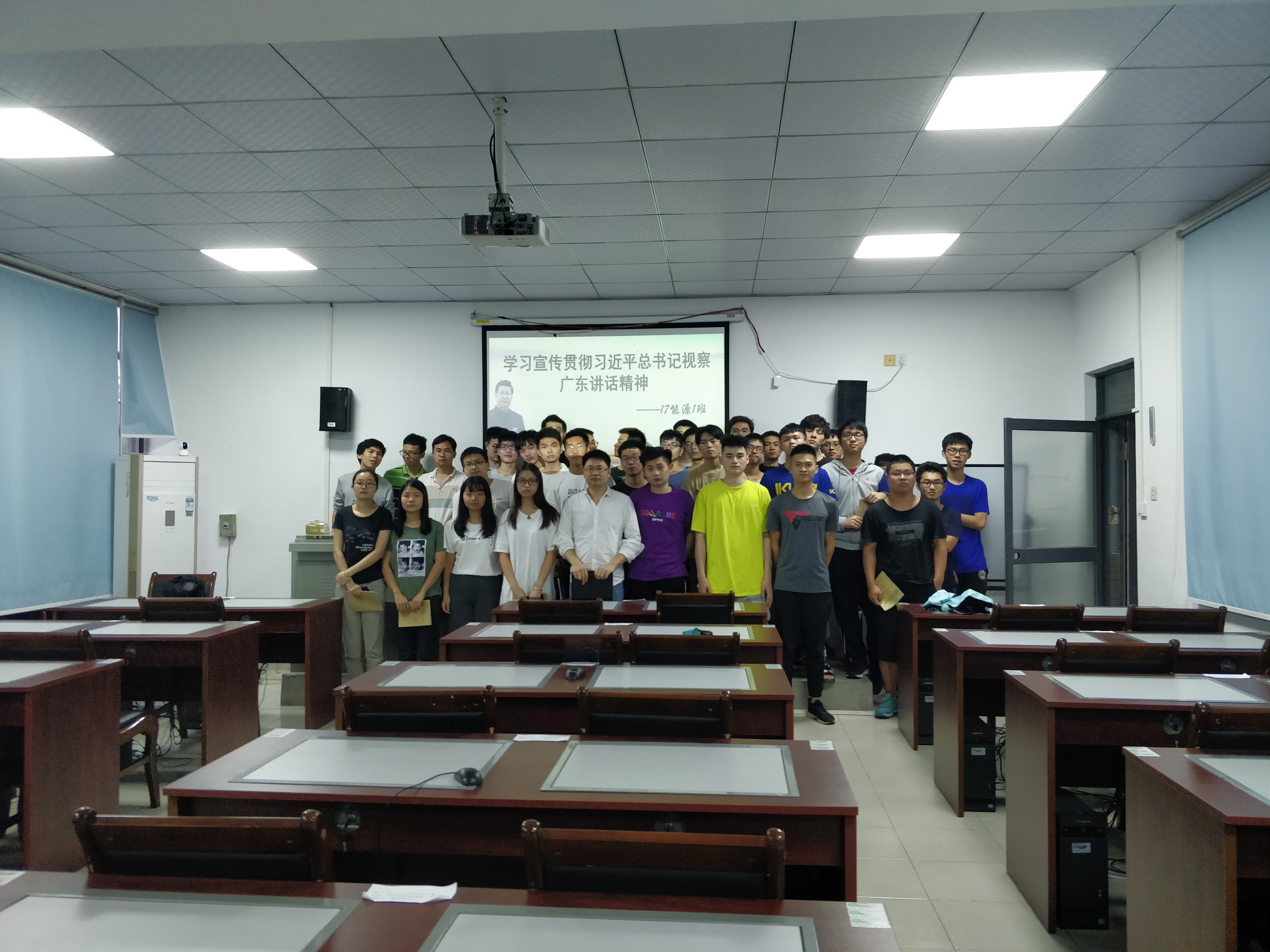 银河优越会
副院长陈佰满给学生上班会课3.jpg