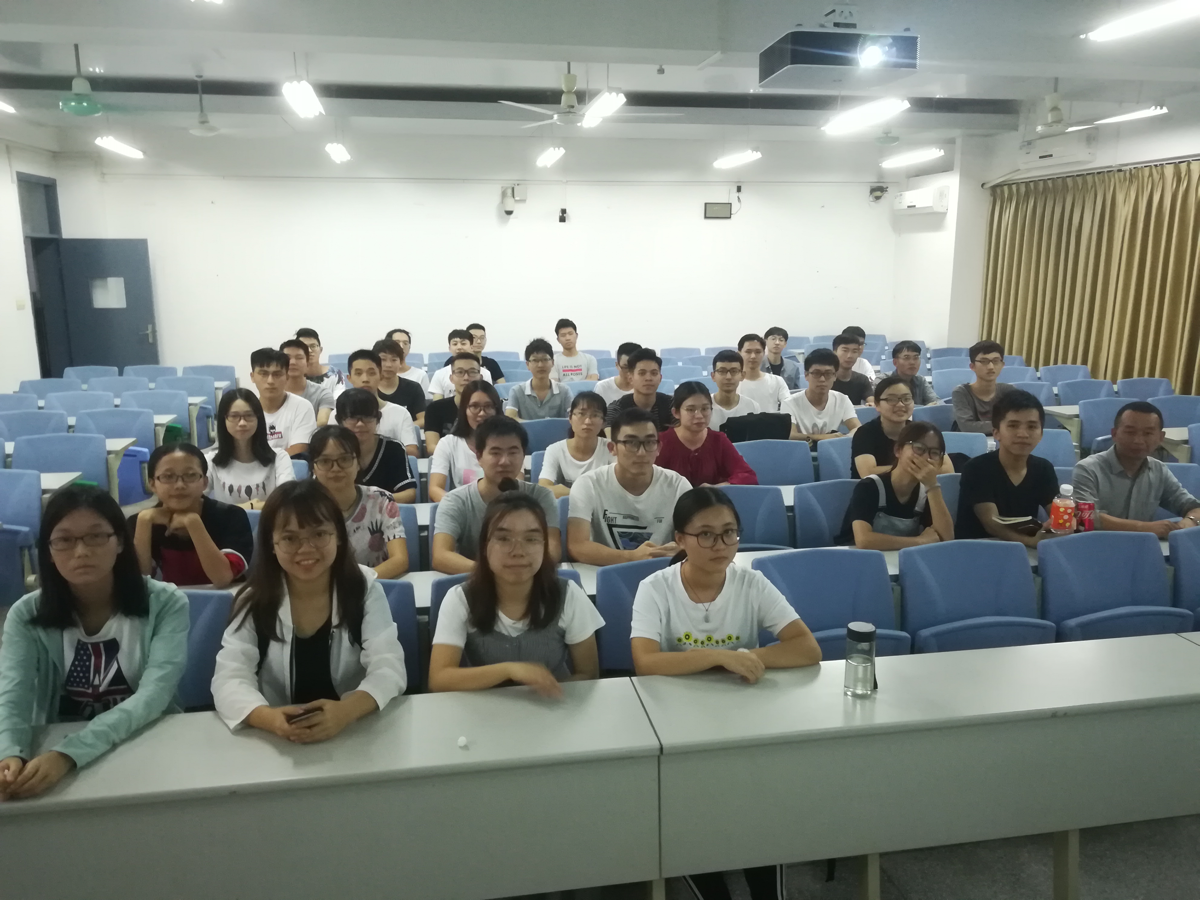 银河优越会
副院长尹辉斌给学生上班会课3.jpg