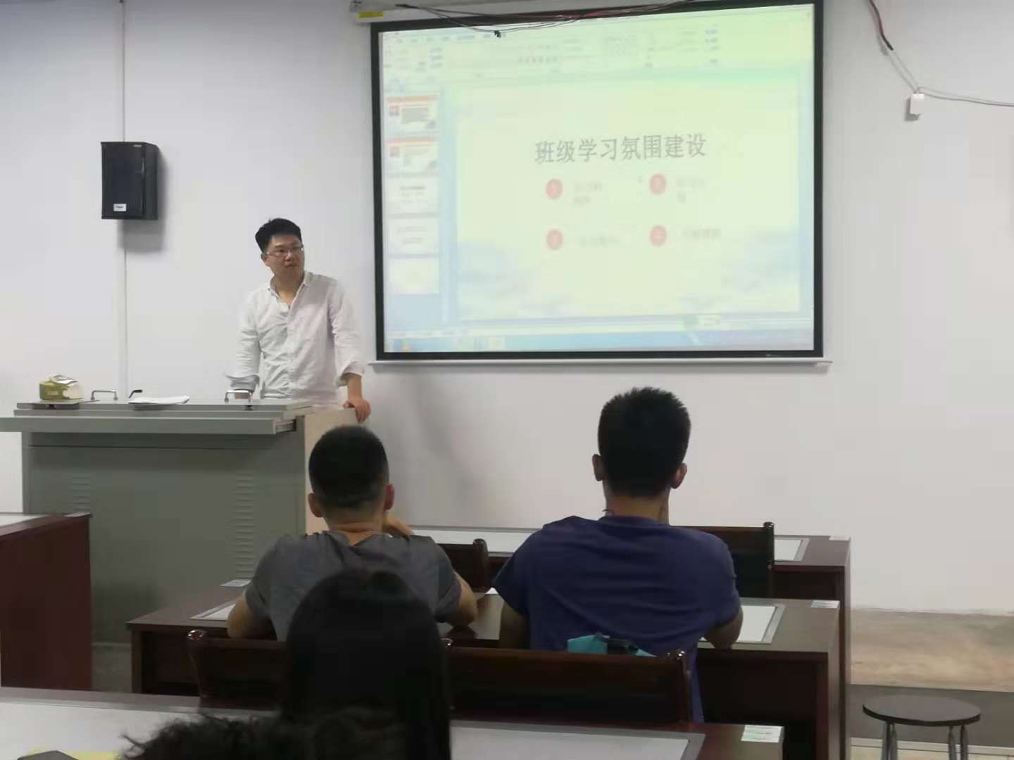 银河优越会
副院长陈佰满给学生上班会课2-2-.jpg