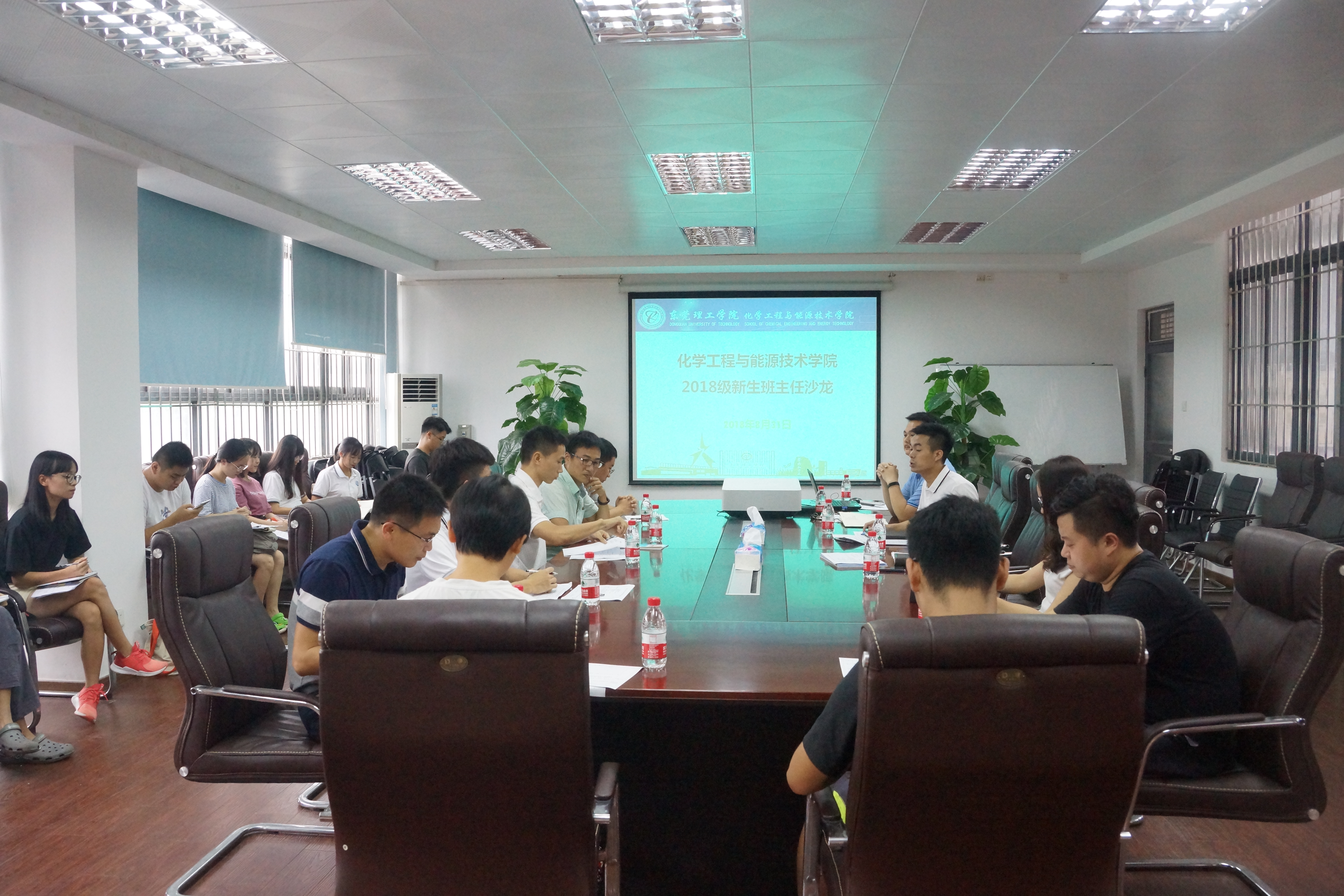 银河优越会
举办2018级新生班主任沙龙1-3-.JPG