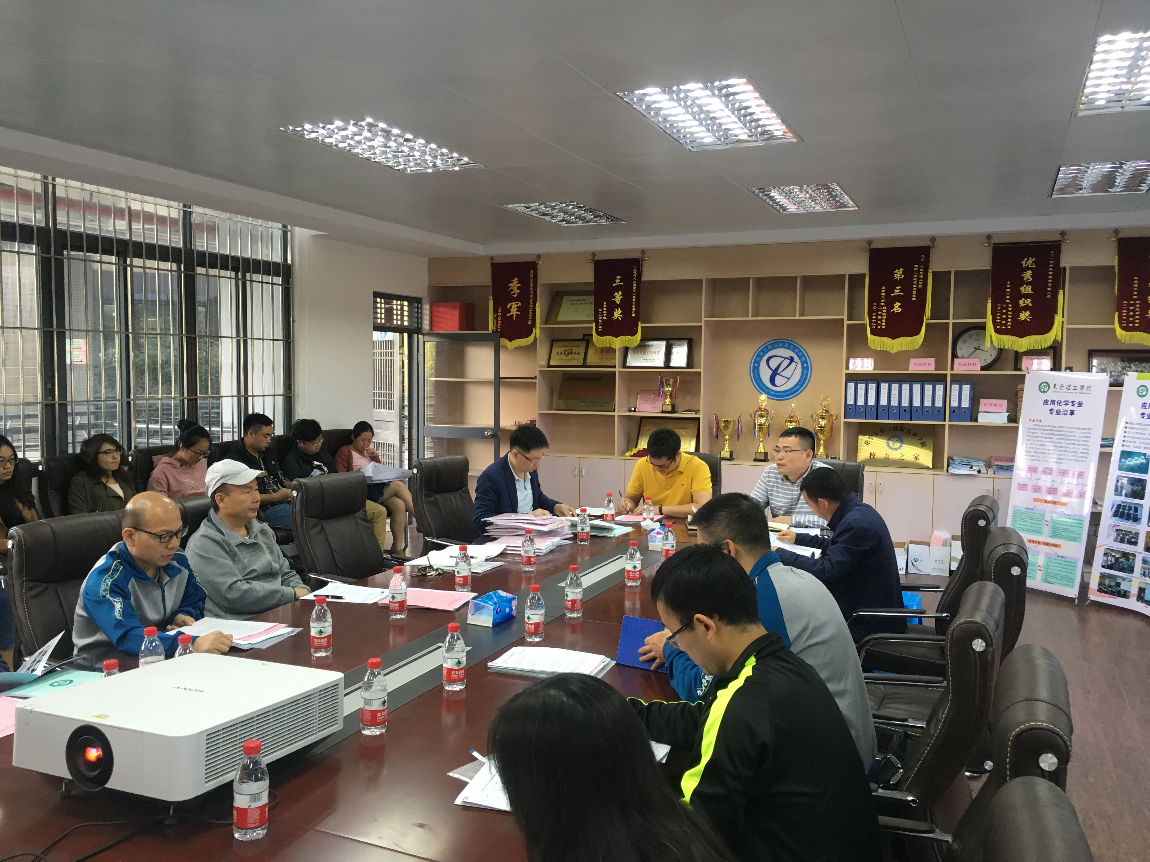 银河优越会
党总支应化党小组深入学习贯彻习近平总书记视察广东重要讲话精神1.png