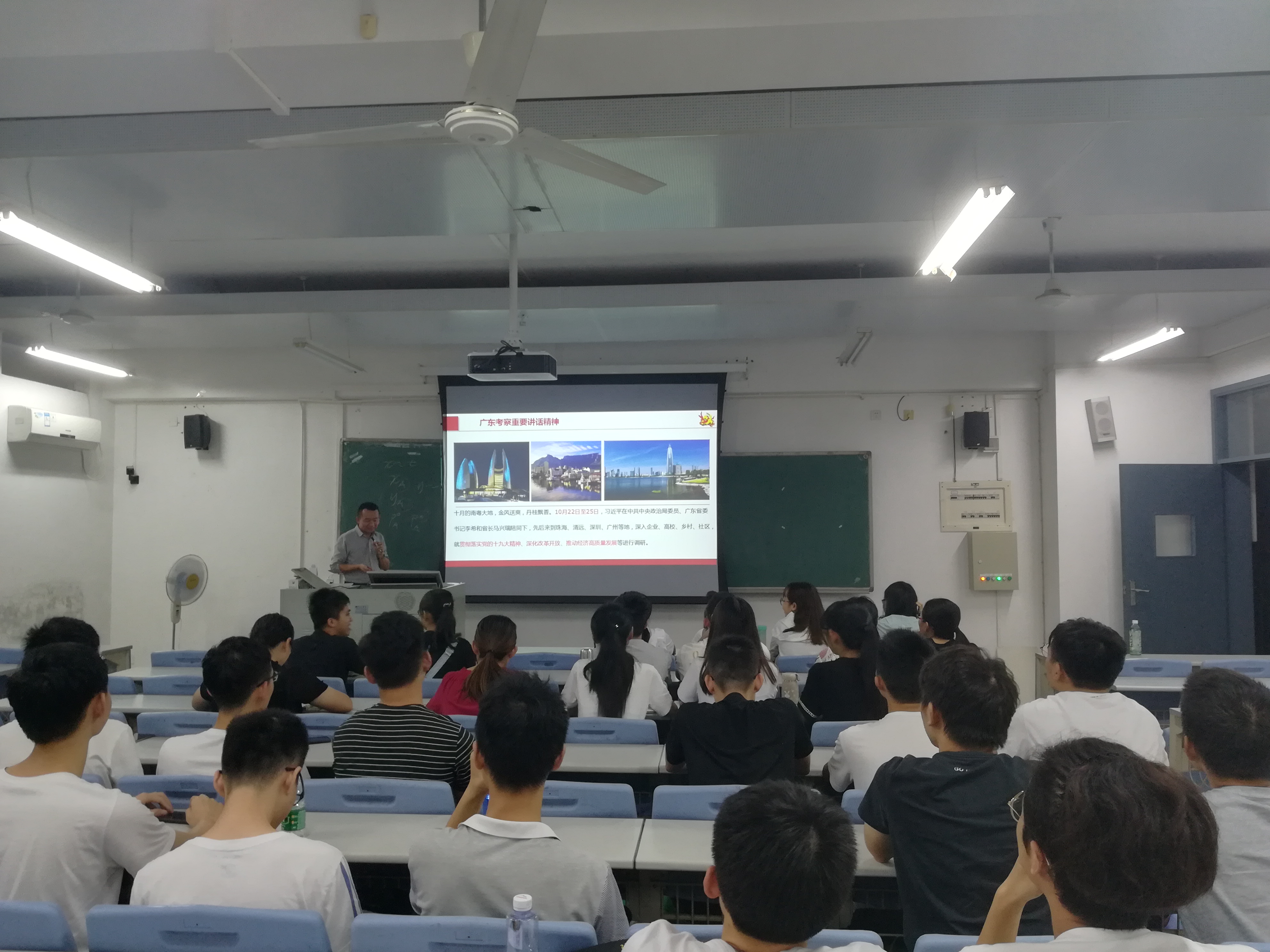 银河优越会
副院长尹辉斌给学生上班会课2-1-.jpg