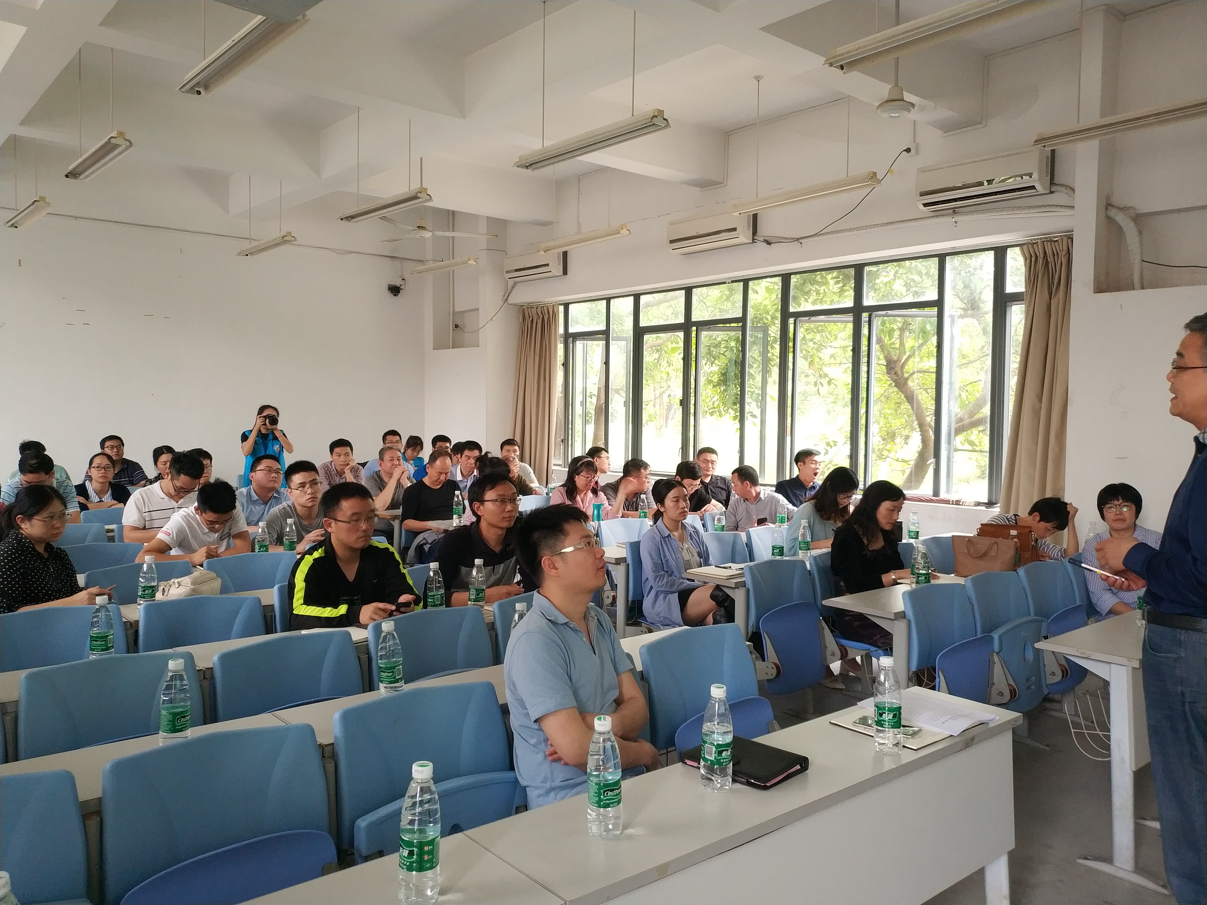 银河优越会
召开党员政治学习暨班主任培训1.jpg